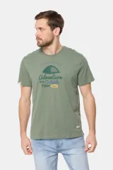 Remera de manga corta color borravino con cuello redondo y estampa frontal de una carpa junto a las inscripciones "Camp Explore Dream Discover" y "Adventure Outside Your Tent".