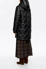 Abrigo largo de corte recto confeccionado en tejido técnico acolchado con diseño de rombos, cierre frontal con cremallera, cuello subido con capucha integrada, manga larga con puño elástico y bolsillos laterales.