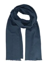 Bufanda clásica color azul, confeccionada con una mezcla de lana, poliéster reciclado y acrílico, con bordes de flecos cortos.