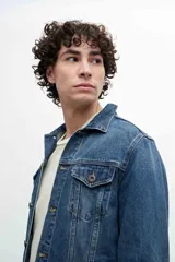 Campera de jean azul de calce clásico.