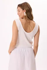 Musculosa básica de algodón color negro, con cuello redondo amplio y terminaciones con efecto desgastado.