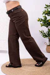 Pantalón wide leg marrón de tiro medio, con bolsillos laterales y traseros, de corte holgado en las piernas.