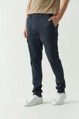 Pantalón cargo azul marino para hombre, con bolsillos laterales y traseros con solapa, cierre con cremallera y botón, trabillas para cinturón y logo en grifa de cuero. Confeccionado en algodón y spandex.