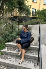 Chatas de cuero con estampado animal print marrón y blanco, con correa sobre el empeine y hebilla metálica.