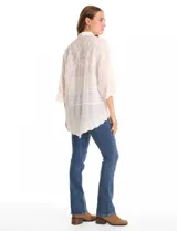 Camisa de algodón con detalles de broderie, cuello con solapa, cierre frontal con botones y mangas tres cuartos amplias.