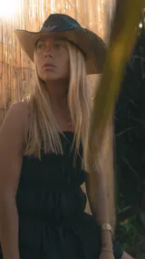 Top strapless de lino color blanco, con diseño de frunces horizontales que generan volumen y terminación con volado en el ruedo.