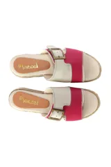 Sandalia Marcel con plataforma de yute, color fucsia con detalles en blanco y hebilla metálica.