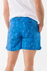 Short de baño azul con estampado de flamencos.