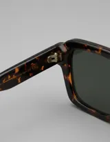 Lentes de sol unisex Adisa modelo Tigris Olive, con armazón cuadrado color carey y lentes polarizadas color gris oscuro.