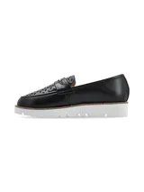 Mocasines negros con diseño calado en la parte superior, banda frontal clásica y suela de plataforma dentada en color blanco.
