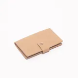 Tarjetero color beige con cierre de broche a presión.