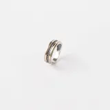 Anillo de banda ancha fabricado en plata 925 y oro, con una hilera central de circonias brillantes incrustadas.