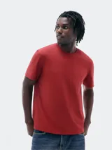 Camiseta de manga corta con cuello redondo, confeccionada en algodón de alta calidad, con un diseño liso y corte clásico.