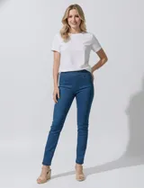 Jegging de algodón azul medio, tiro medio/alto con cintura elástica. Diseño ajustado tipo skinny con bolsillos traseros aplicados y bolsillos delanteros simulados.