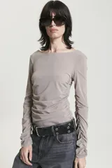 Top de manga larga color gris topo, ajustado al cuerpo, con escote barco y frunces laterales y en las mangas.