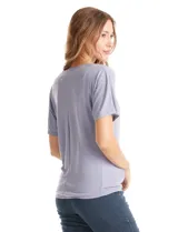 Remera de modal marca Philosophy, con diseño de cuello volcado y mangas cortas.