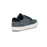 Championes acordonados color jean, con suela blanca y detalle de etiqueta con logo en la lengüeta.