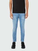 Pantalón de jean de calce slim fit en denim elastizado celeste claro. Modelo Delano de BOSS.