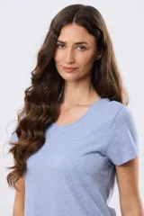 Remera básica de algodón color negro, con cuello redondo y mangas cortas de corte clásico.