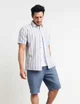 Bermuda verde de corte recto.