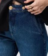 Pantalón de jean de corte wide leg y largo cropped, con cintura alta, cierre frontal y bolsillos funcionales.