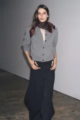 Pañuelo cuadrado de viscosa con estampado de lunares. Presenta un diseño dividido en cuatro secciones, alternando entre fondo marrón con lunares blancos y fondo negro con lunares blancos.