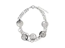 Pulsera de acero plateado con doble cadena y cinco dijes circulares con diseño de árbol de la vida.