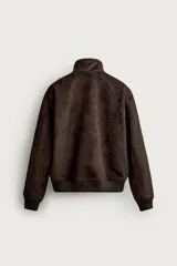 Cazadora bomber de corte regular fit en tejido efecto ante de color marrón oscuro, con cuello alto, cierre frontal de cremallera y bolsillos laterales de vivo.