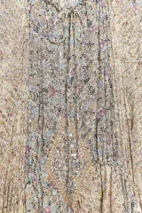 Vestido largo con estampado floral multicolor, cuello redondo con lazo ajustable, mangas largas abullonadas con puños elásticos y forro interior.