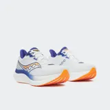 Championes de running Saucony Triumph 23, color blanco con detalles en azul y naranja. Presentan una malla técnica transpirable, logo Saucony en naranja y azul, y una suela gruesa blanca con detalles en azul y naranja.