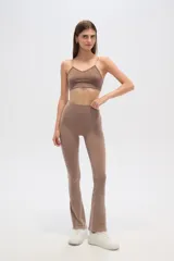 Calza de tiro medio con diseño acampanado en el ruedo, confeccionada en tejido de punto con efecto lavado.