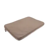 Funda para notebook color marrón topo, con cierre superior y bolsillo externo con cierre. Tiene el logo 'XL' estampado en la parte frontal.