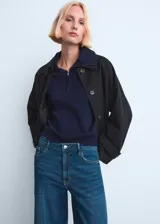 Jeans wide leg de tiro alto en color azul, con diseño largo, trabillas, cinco bolsillos y cierre delantero de cremallera y botón.