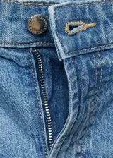 Pantalón jeans de tiro alto y corte wide leg, confeccionado en tejido de algodón con elasticidad. Presenta diseño de cinco bolsillos, cierre frontal con botón y cremallera, y trabillas para cinturón.