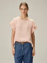 Blusa de lino color rosado, de corte recto y holgado, con cuello redondo y mangas cortas adornadas con volados.