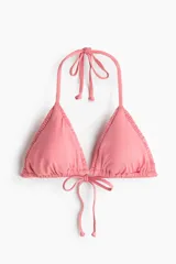 Top de bikini triangular color rosado con relleno extraíble, tiras para anudar al cuello y la espalda, y detalle fruncido en los bordes.