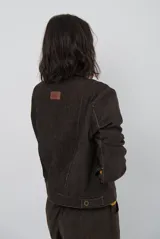 Chaqueta de pana color azul oscuro, con cuello camisero, cierre frontal con botones y bolsillos laterales. Diseño de corte recto y manga larga.