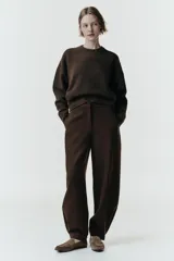 Jersey de cuello redondo y manga larga, confeccionado en tejido de punto suave con acabados en rib en cuello, puños y bajo.