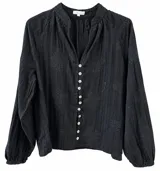 Blusa negra de manga larga con diseño abotonado al frente, cuello en V y detalles de bordados geométricos distribuidos por toda la prenda.