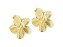 Par de caravanas doradas con forma de flor.