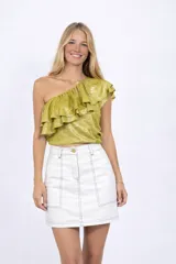 Minifalda blanca de denim con pespuntes negros contrastantes, tiro medio-alto y bolsillos frontales.