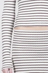 Minifalda ajustada al cuerpo, con estampado de rayas horizontales en blanco y negro.