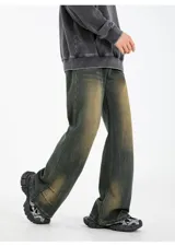 Jean de corte oxford con efecto desgastado, confeccionado en denim negro. Presenta pinzas decorativas en los tobillos y cintura con elástico en la parte trasera.