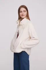 Campera blanca de poliéster con cuello mao, cierre con botones a presión y diseño acolchado en la parte superior.