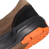Championes Vans modelo Skate Era con tecnología Wafflecup, combinando paneles de gamuza marrón y lona negra. Presenta suela negra con detalles en naranja en el talón y etiqueta lateral con el logo de la marca.