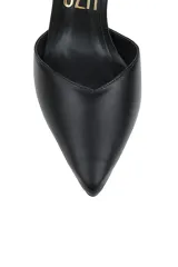 Zapato de tacón alto color blanco, con punta fina y tira fina con nudo en el tobillo.