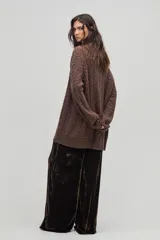 Sweater marrón de lana y alpaca con diseño de ochos, corte oversized y cuello redondo.