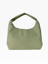 Cartera tipo hobo de color verde oliva, con diseño minimalista, asa integrada y cierre superior.