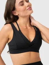 Top deportivo negro con escote cruzado y tirantes dobles.