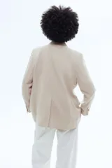 Blazer de botonadura sencilla en mezcla de lino, color beige, con solapas de pico, hombreras y un botón frontal.
